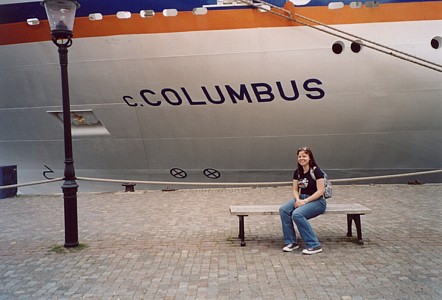 Nina vor der MS Columbus